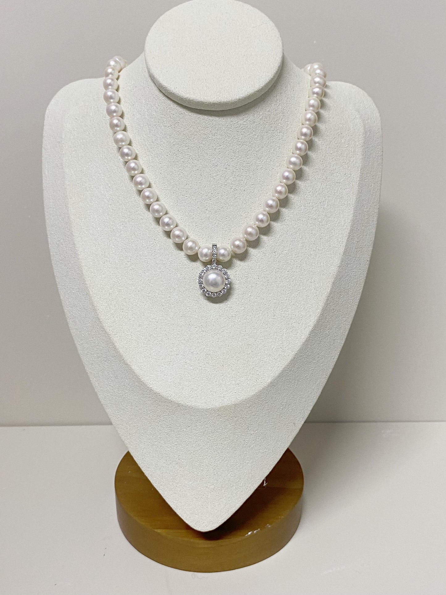 Elegant Halo Freshwater Pearl Pendant in S925 Silver