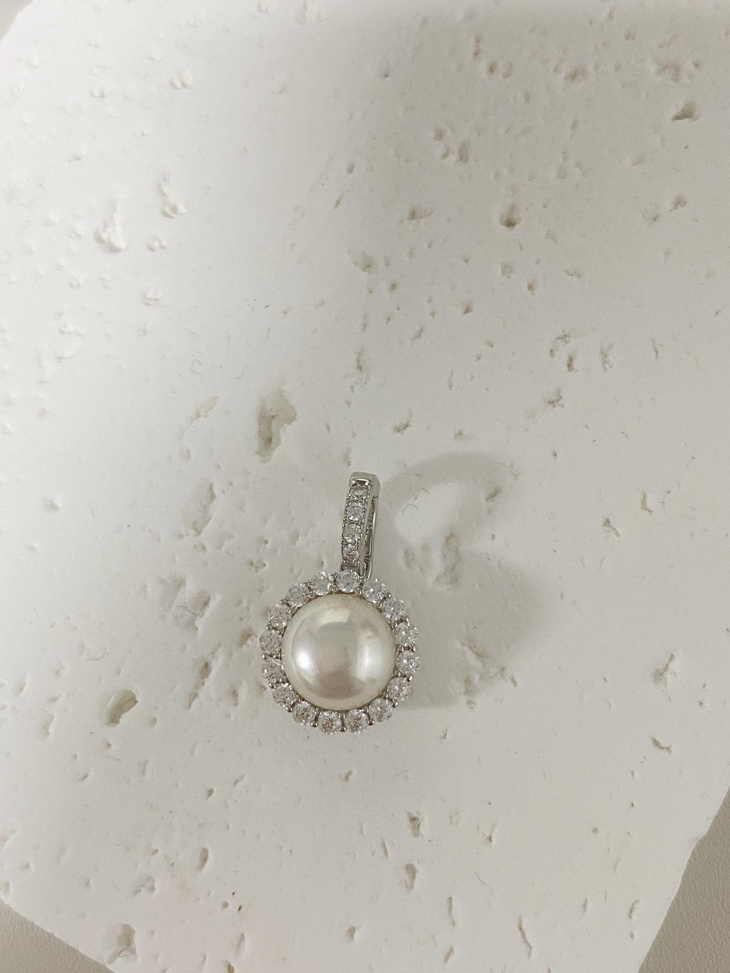 Elegant Halo Freshwater Pearl Pendant in S925 Silver