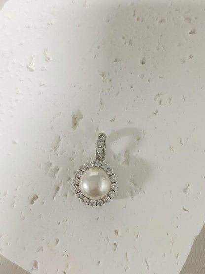 Elegant Halo Freshwater Pearl Pendant in S925 Silver