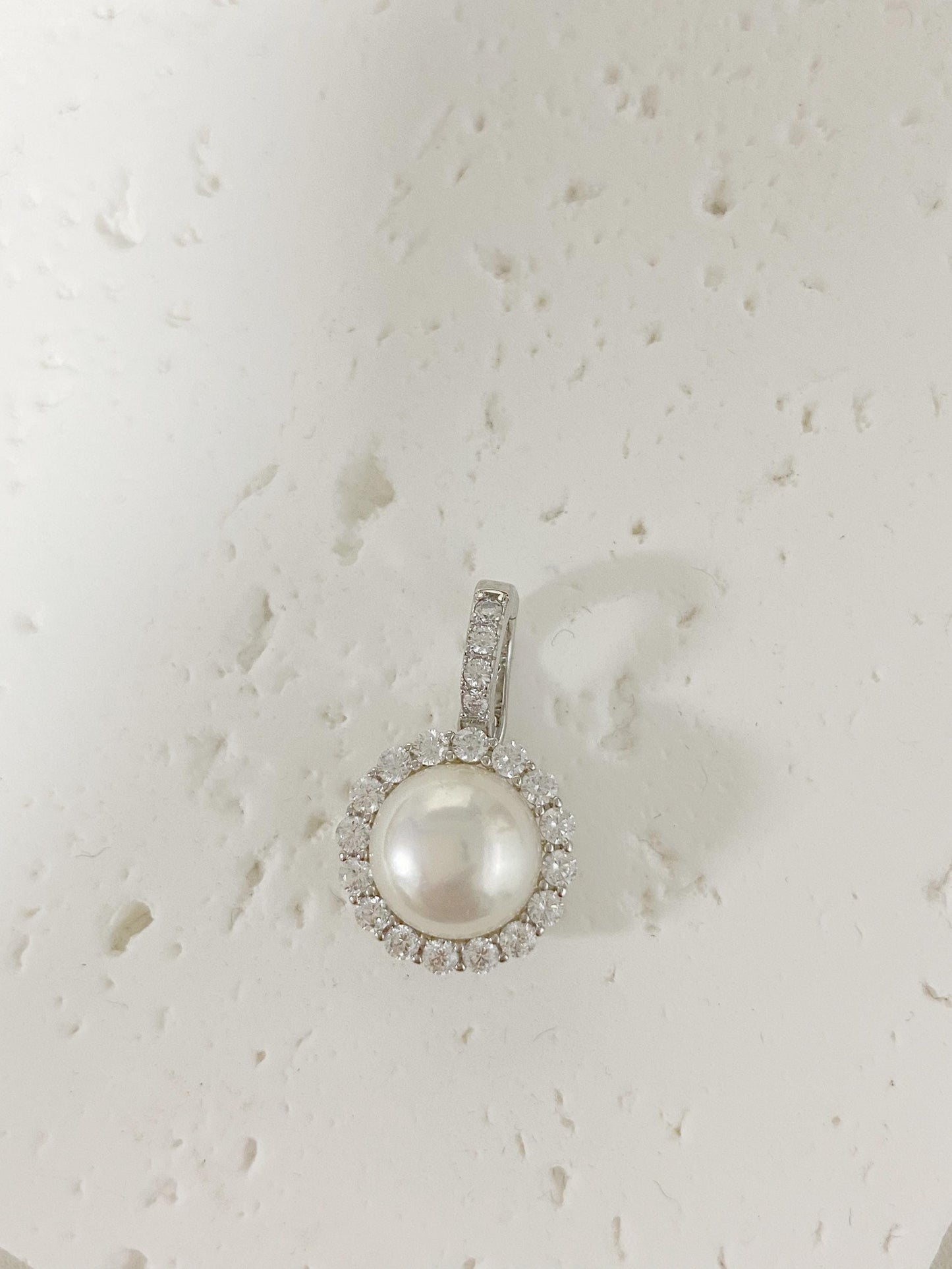 Elegant Halo Freshwater Pearl Pendant in S925 Silver