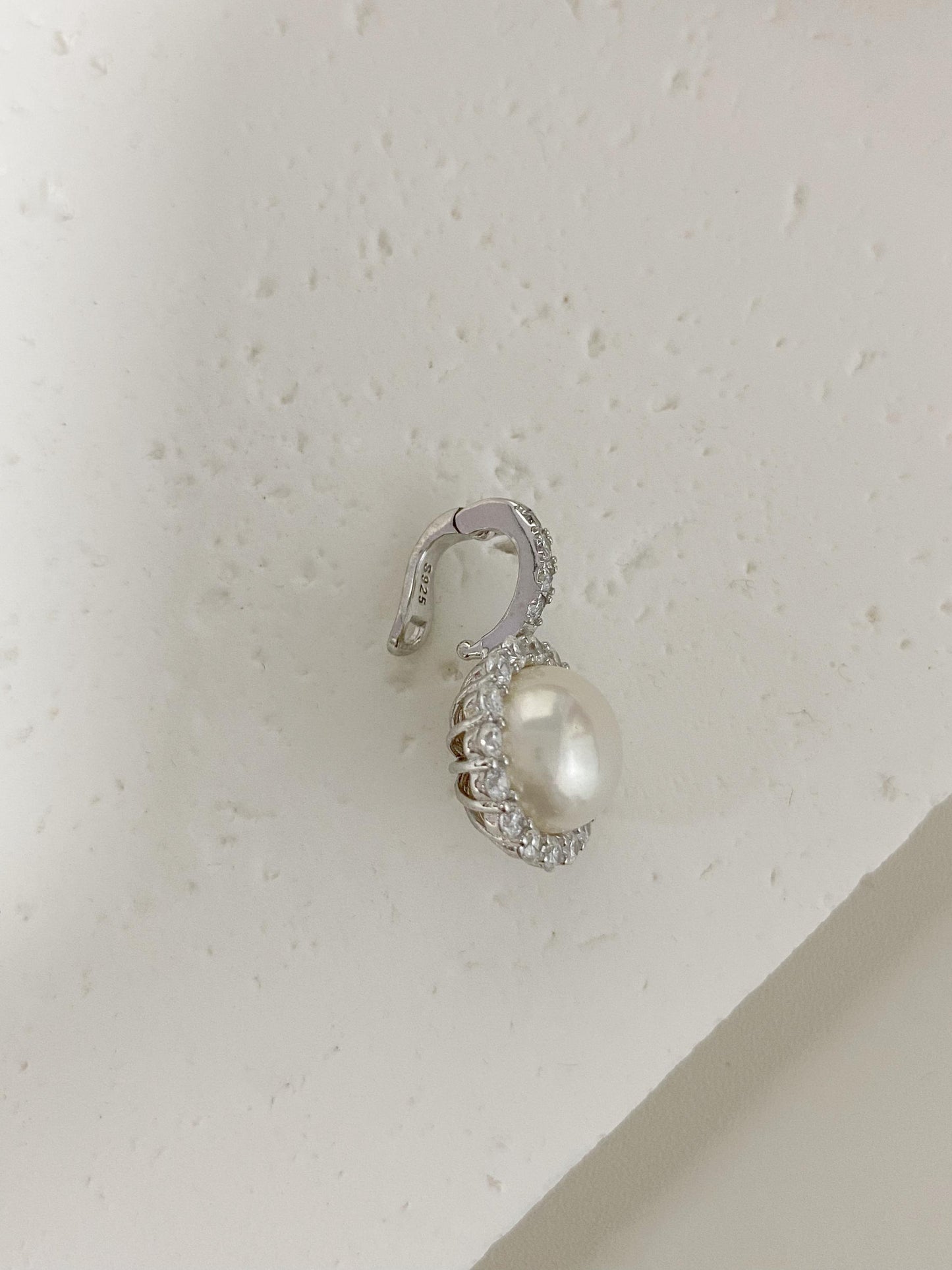 Elegant Halo Freshwater Pearl Pendant in S925 Silver