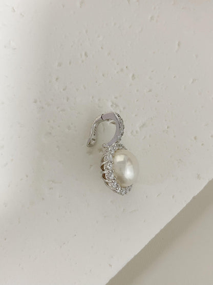 Elegant Halo Freshwater Pearl Pendant in S925 Silver